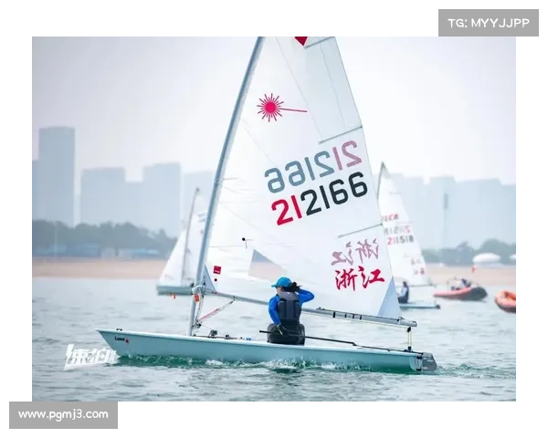 全国帆船锦标赛日照站浙江队徐建勇肖海伦勇夺场地赛第三名展现竞技风采